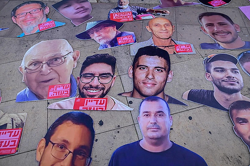 תמונות חטופים בכיכר הבימה בתל אביב