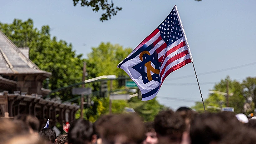 דגל ישראל וארה"ב בהפגנת תמיכה בשחרור חטופים בטנפליי, ניו ג'רזי
