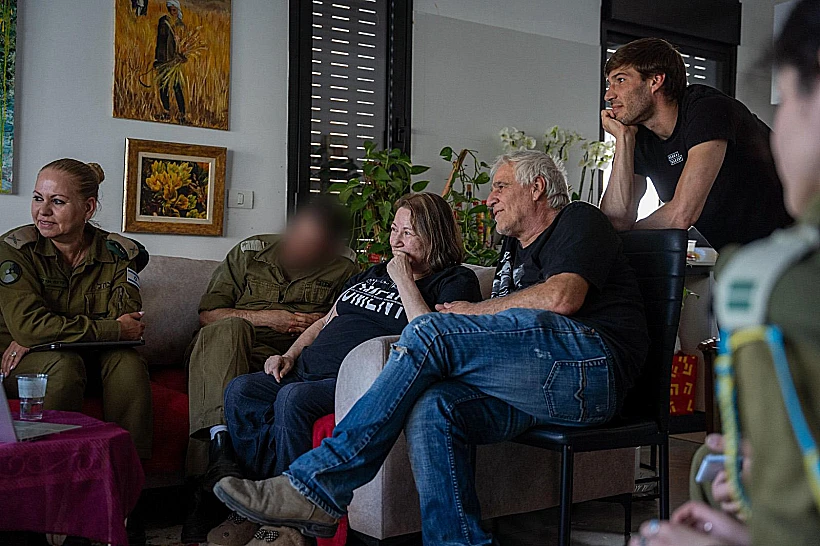 בני משפחתו של ארתור גסנר מקבלים את הבשורה על מציאתו