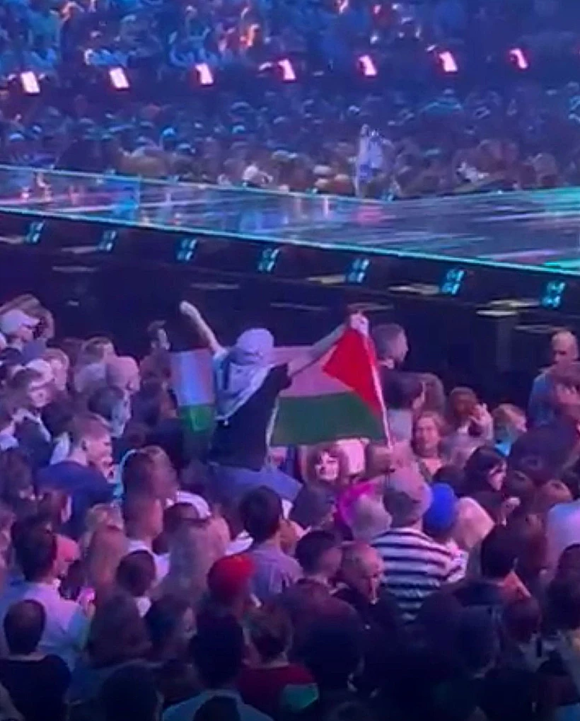 דגלי פלסטין באולם האירוויזיון