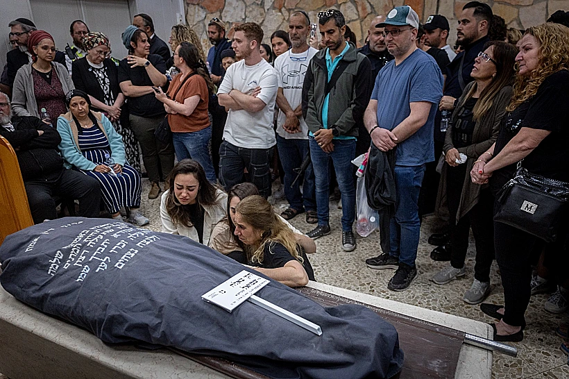 הלווייתה של צאלה גז שנרצחה בפיגוע בשומרון