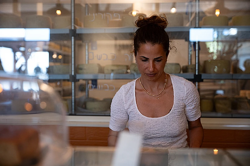 מיכל בנישתי ממחלבת פלורה בלוטם