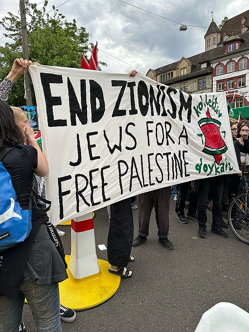 הפגנות פרו-פלסטיניות מחוץ לאולם שבו מתקיים גמר האירוויזיון