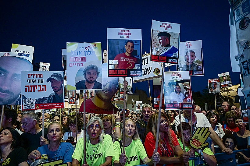 מפגינים בכיכר החטופים בתל אביב