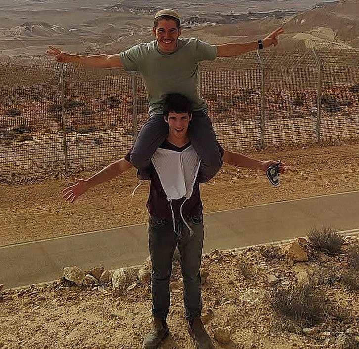 סמל יוסף יהודה חיראק על כתפי חברו לישיבת ההסדר