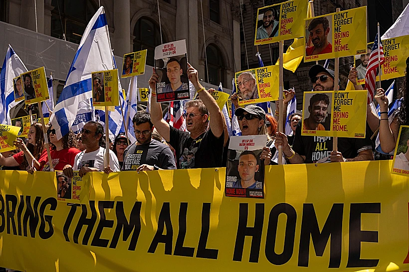 מפגינים למען החטופים בצעדת התמיכה בישראל בניו יורק