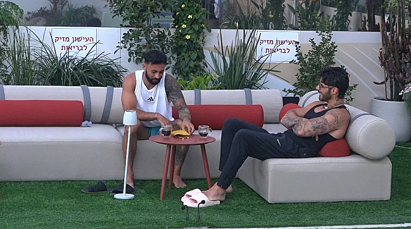 טל וגלעד בחצר