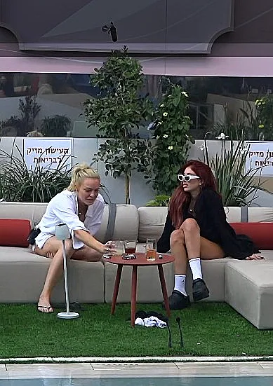 מאור ומאי בחצר