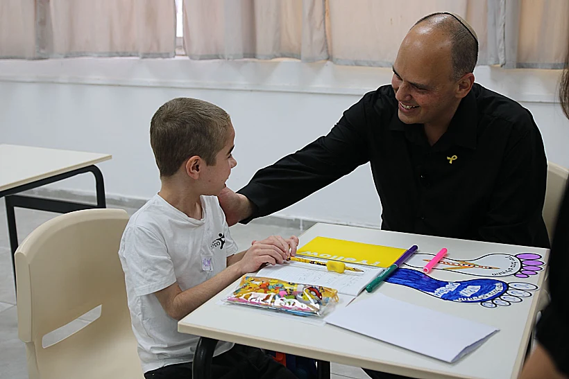 צביקה ברוט עם תלמיד בבת ים