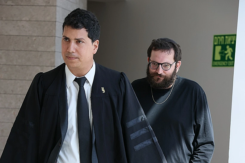 יונתן אוריך עם עו"ד עמית חדד בבית המשפט