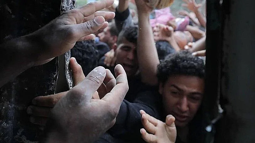 תיעוד מעזה: המונים מתנפלים על מזון