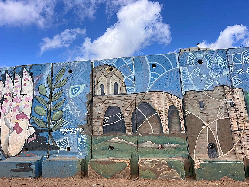 קירות מדברים בשתולה