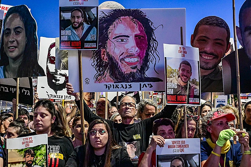 מפגינים בכיכר החטופים בתל אביב