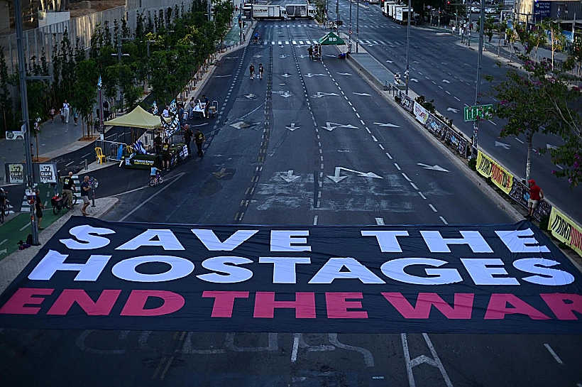 הפגנה למען החטופים מול הקריה בתל אביב