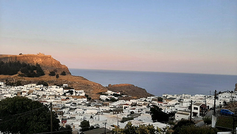 העיירה לינדוס רודוס בשקיעה