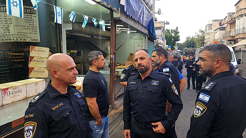 מפקד מחוז ת"א, ניצב חיים סרגרוף, בזירת הרצח בשכונת התקווה