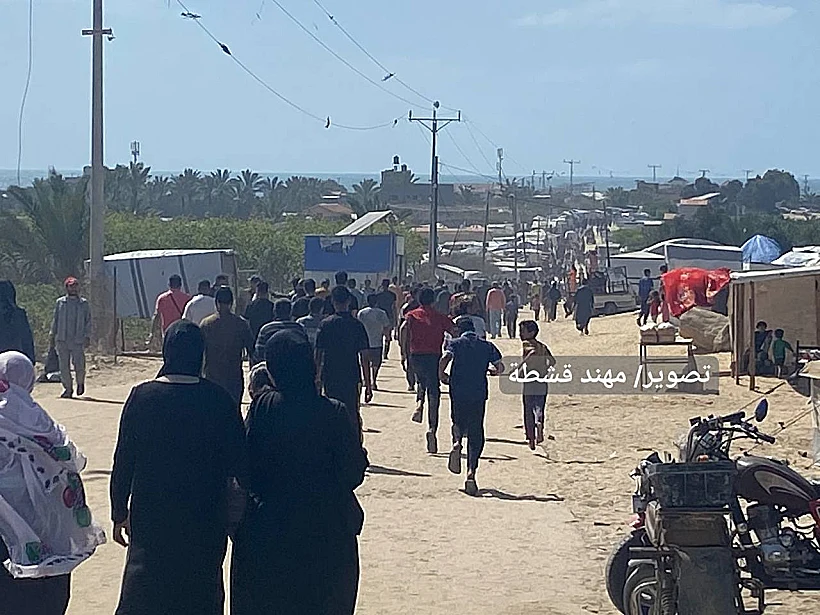 עזתים מגיעים לקבלת סיוע ברצועה