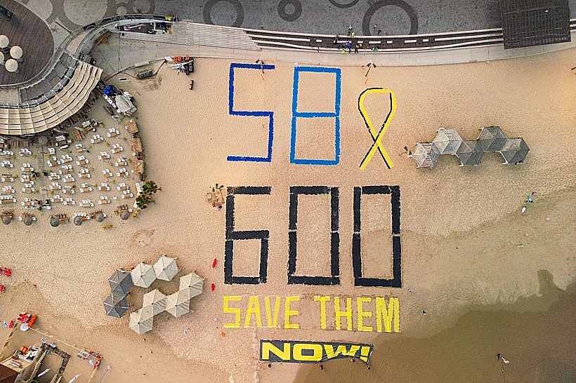 מיצג בחוף הים בת"א: 600 ימים של מלחמה, 58 חטופים עדיין בשבי