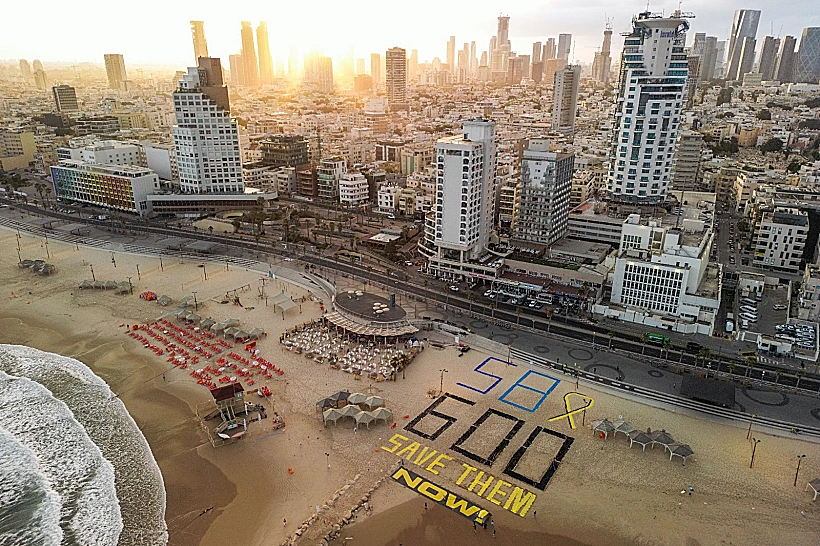 מיצג בחוף הים בת"א: 600 ימים של מלחמה, 58 חטופים עדיין בשבי