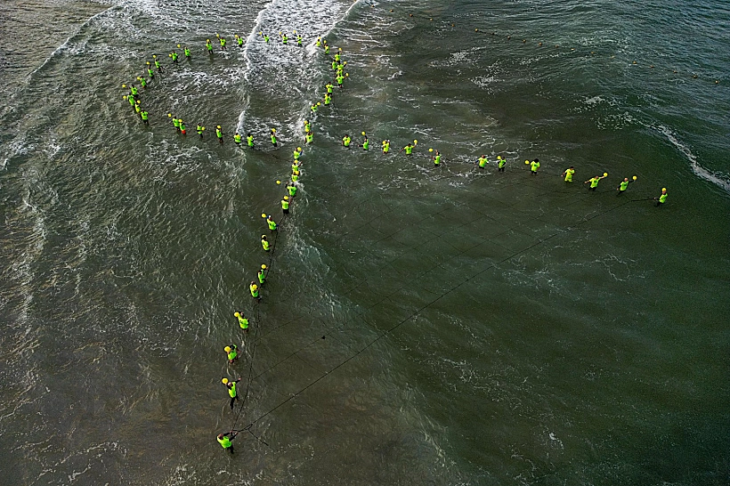 מיצג למען שחרור החטופים בים בתל אביב