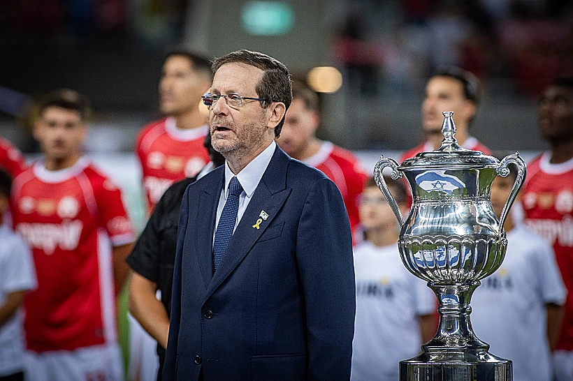 הנשיא יצחק הרצוג לפני שריקת הפתיחה במשחק הגמר, גמר גביע המדינה בין הפועל באר שבע לבית"ר ירושלים באצטדיון בלומפילד