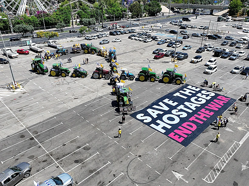 במחווה לרגל חג השבועות: טרקטורים מקיבוצי הצפון והדרום בכיכר החטופים