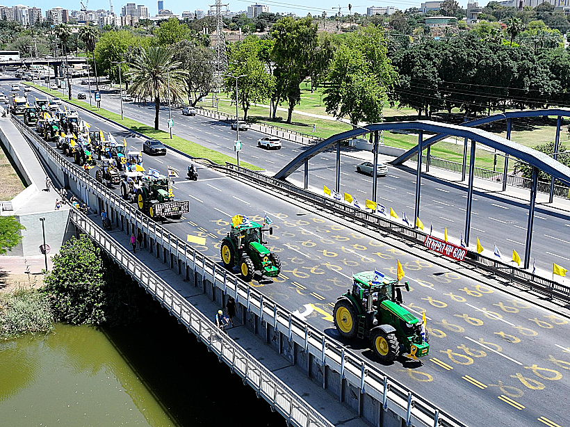 במחווה לרגל חג השבועות: טרקטורים מקיבוצי הצפון והדרום בכיכר החטופים
