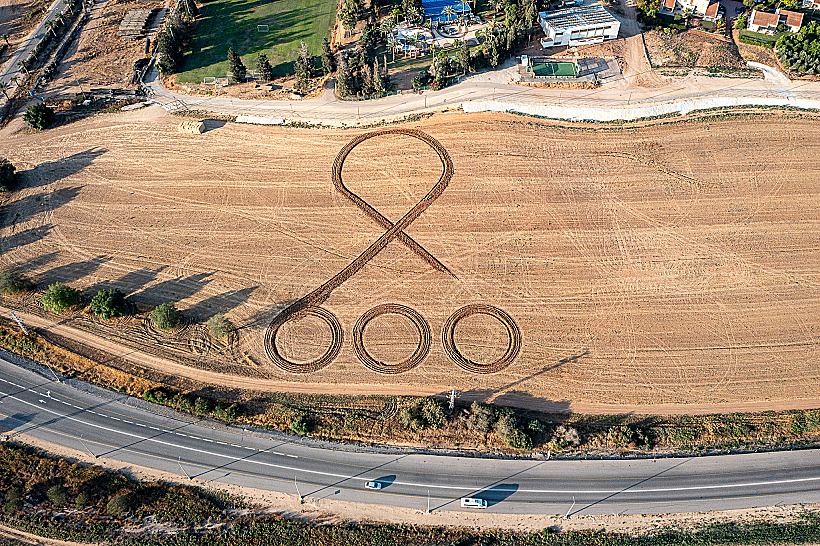 סמל החטופים חרוש בשדה ליד קיבוץ רוחמה שבדרום