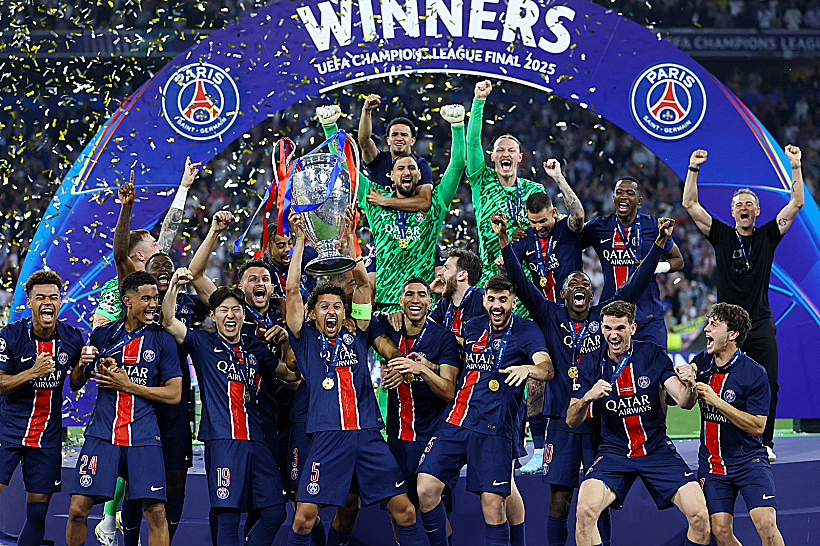 גמר ליגת האלופות שחקני פריז סן-ז'רמן עם הגביע