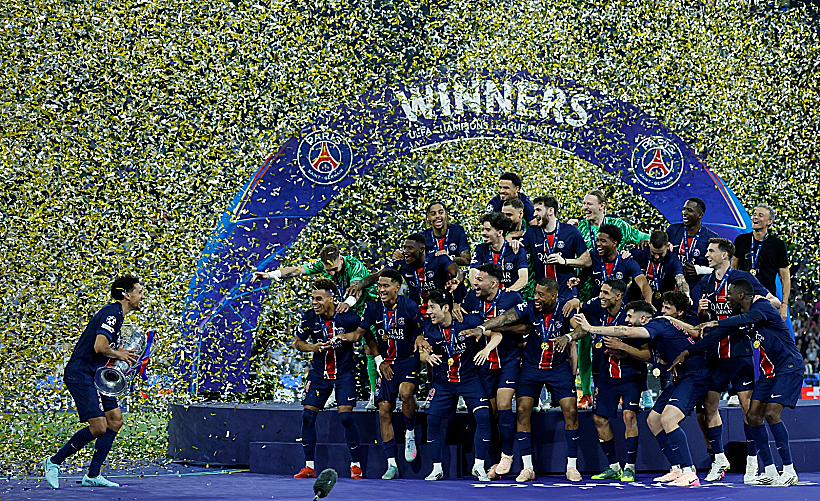 גמר ליגת האלופות שחקני פריז סן-ז'רמן עם הגביע