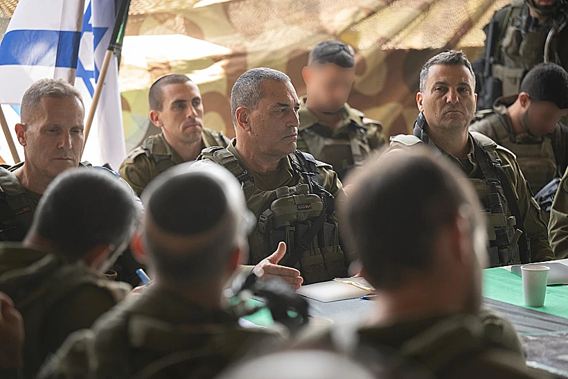 הרמטכ"ל אייל זמיר בהערכת מצב בדרום הרצועה עם מפקד פיקוד הדרום האלוף יניב עשור ומפקד חיל האוויר האלוף תומר בר