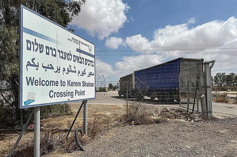 משאית סיוע הומניטרי מגיעה למעבר כרם שלום בגבול רצועת עזה