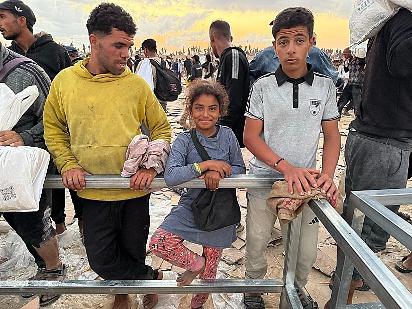 עזתים מקבלים סיוע הומניטרי ברצועה