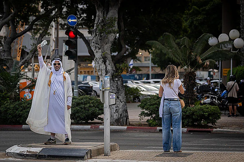 מפגין נגד נתניהו מחוץ לבית המשפט בתל אביב