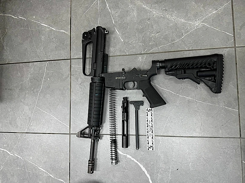 רובה מסוג M-16 שנמצא ברכבו של הפלסטיני