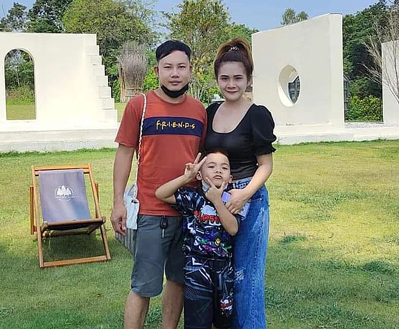 נטפונג פינטה עם אשתו ובנו