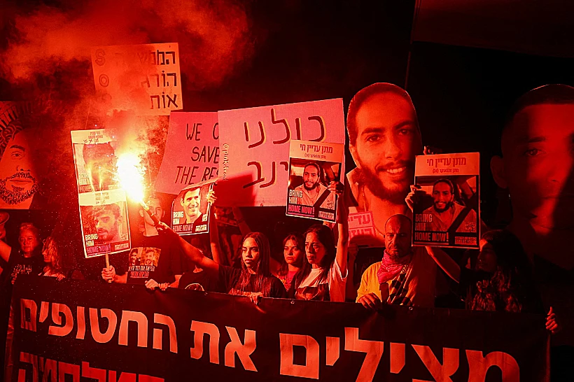 עינב צנגאוקר בהפגנה למען החטופים בתל אביב