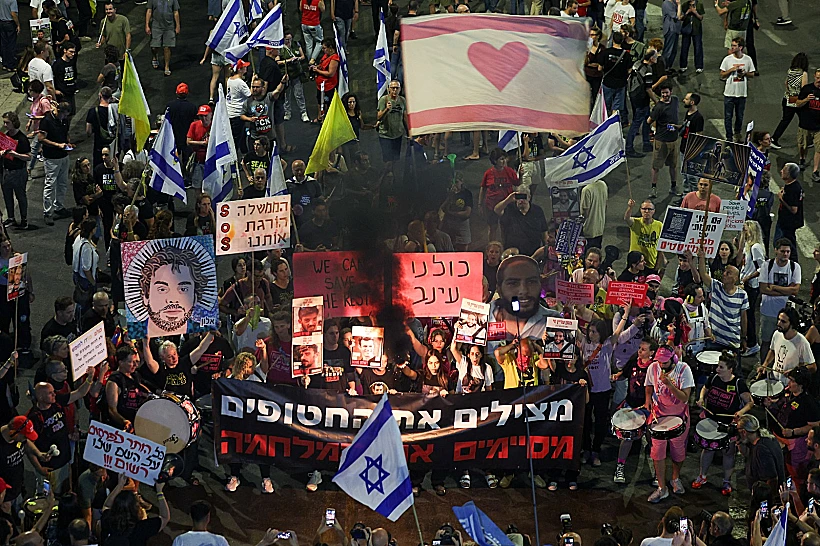 מפגינים למען החטופים בתל אביב