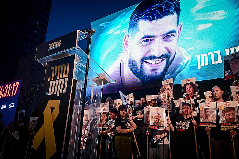 תמונתו של זיוי ברמן בהפגנה למען החטופים בתל אביב