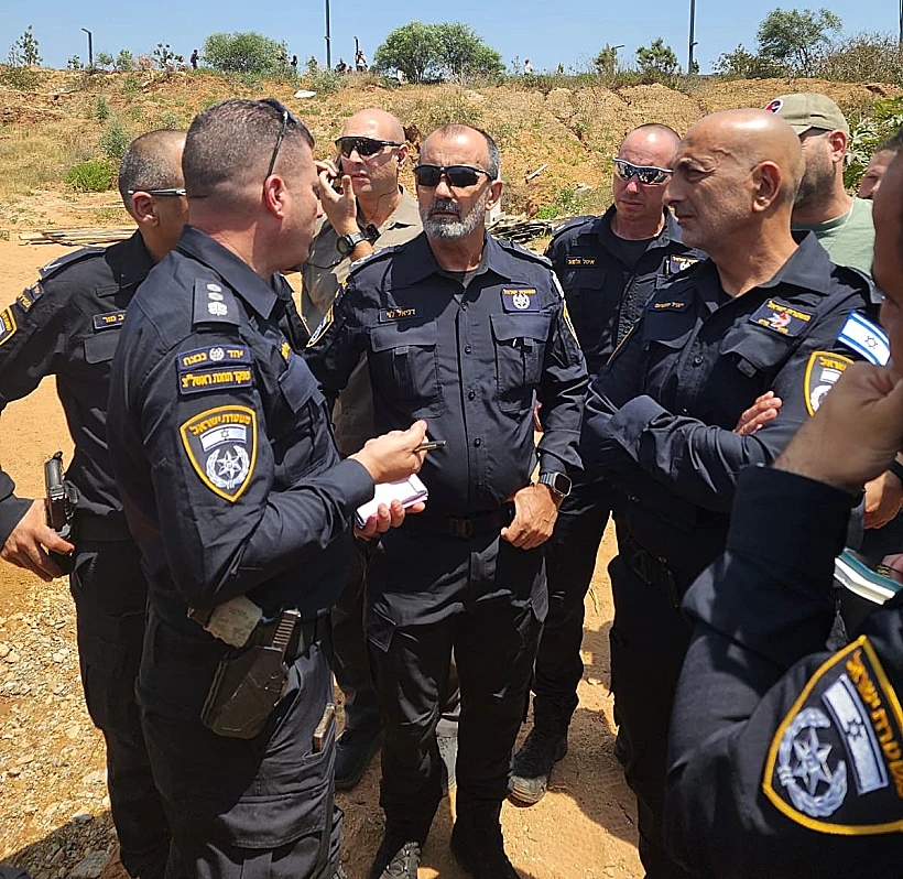 המפכ"ל דני לוי ומפקד מחוז מרכז ניצב יאיר חצרוני בזירת הירי בראשל"צ