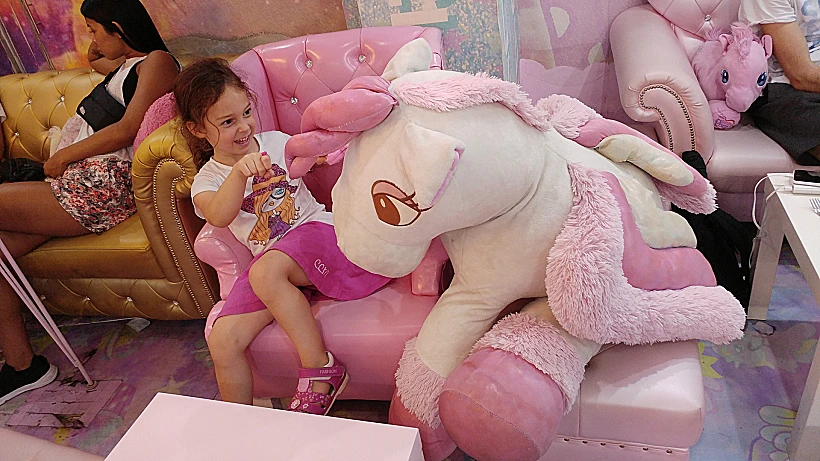 חדי קרן ורודים בבית הקפה Unicorn Café בבנגקוק