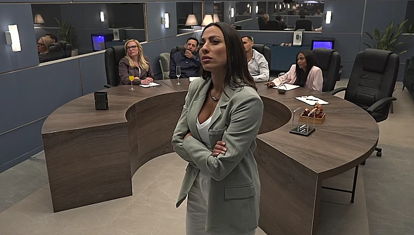 שני, הבוסית שרק נראית קשוחה