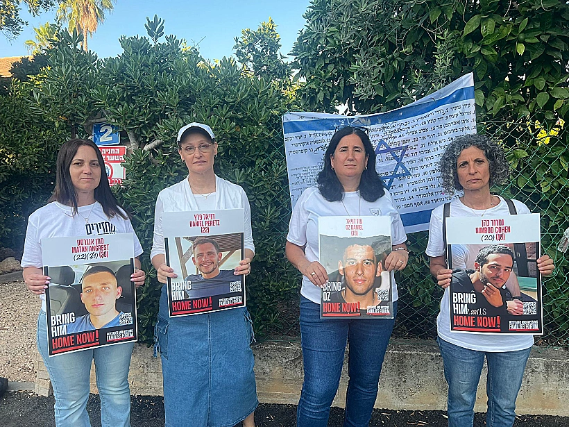 אמהות החטופים מול ביתו של אייל זמיר