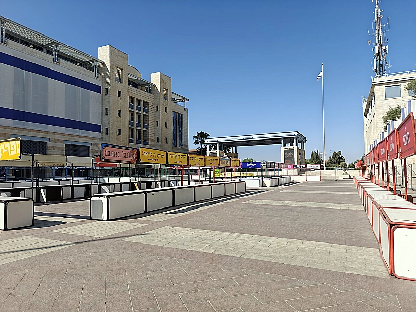 ההיערכות לשבוע הספר בכיכר ספרא