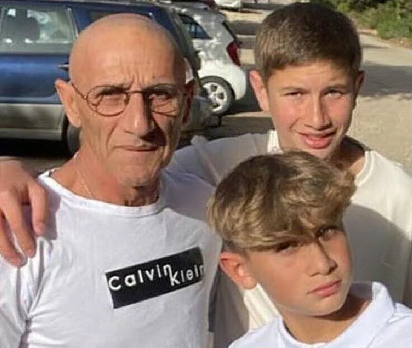 יאיר יעקב עם בניו אור ויגיל, ששוחררו בעסקה הראשונה