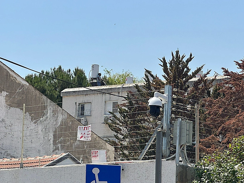 החשוד ברצח ברחובות מתבצר על הגג