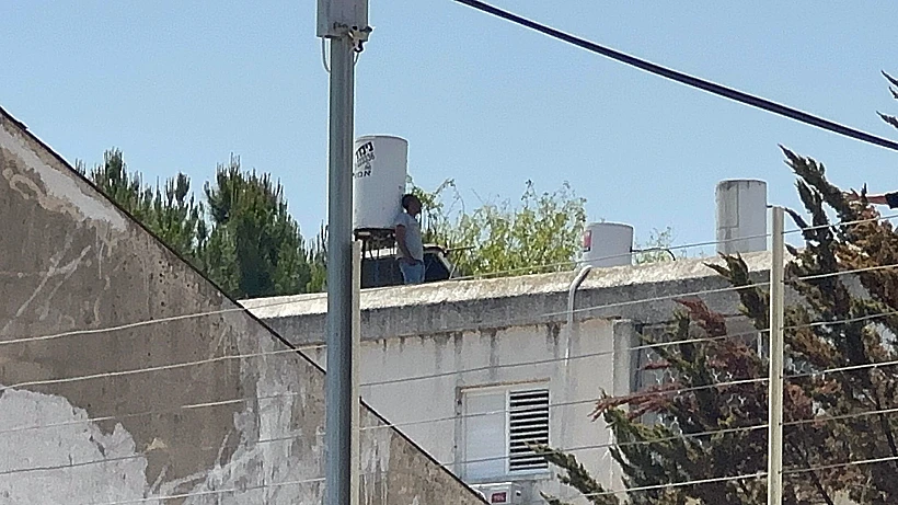 החשוד ברצח ברחובות מתבצר על הגג