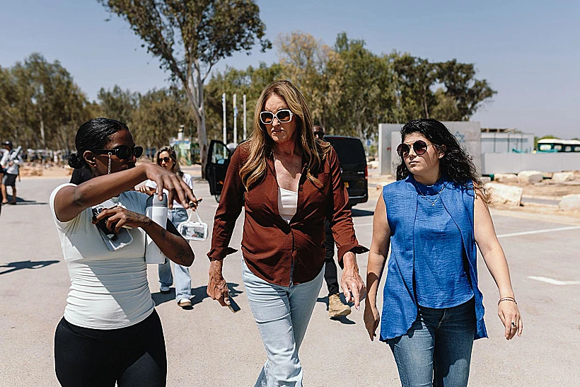 קייטלין ג'נר ושרן השכל יחד עם מזל שורדת הנובה