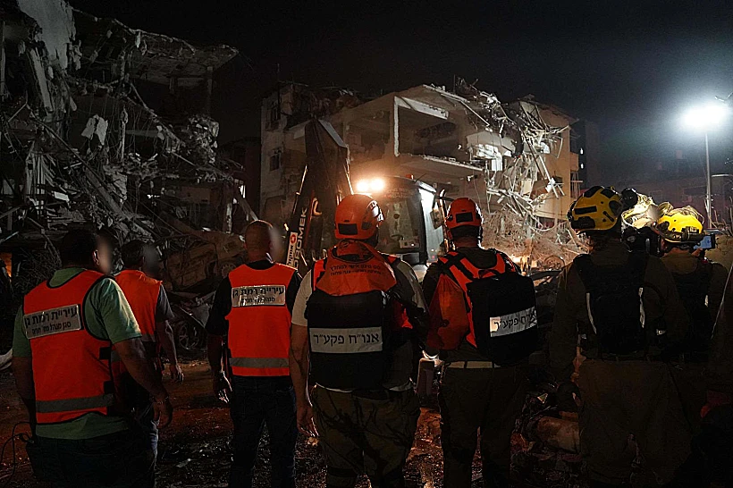 כוחות חילוץ והצלה של פיקוד העורף בזירת נפילת טיל מאיראן