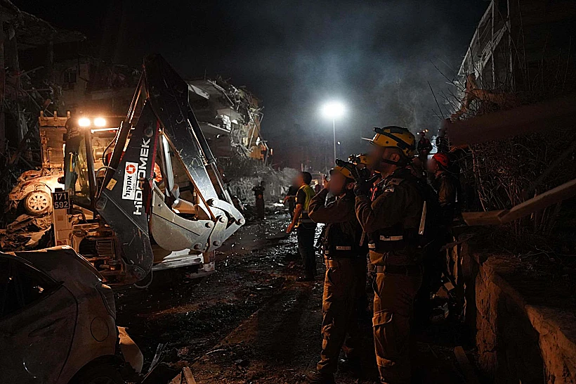 כוחות חילוץ והצלה של פיקוד העורף בזירת נפילת טיל מאיראן